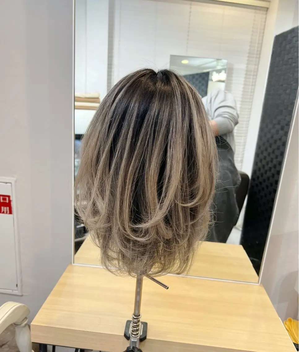 ミディアム カラー バレイヤージュ ベージュカラー ホワイトベージュ レイヤーカット 指名数No.1 /NAOYAのヘアスタイル