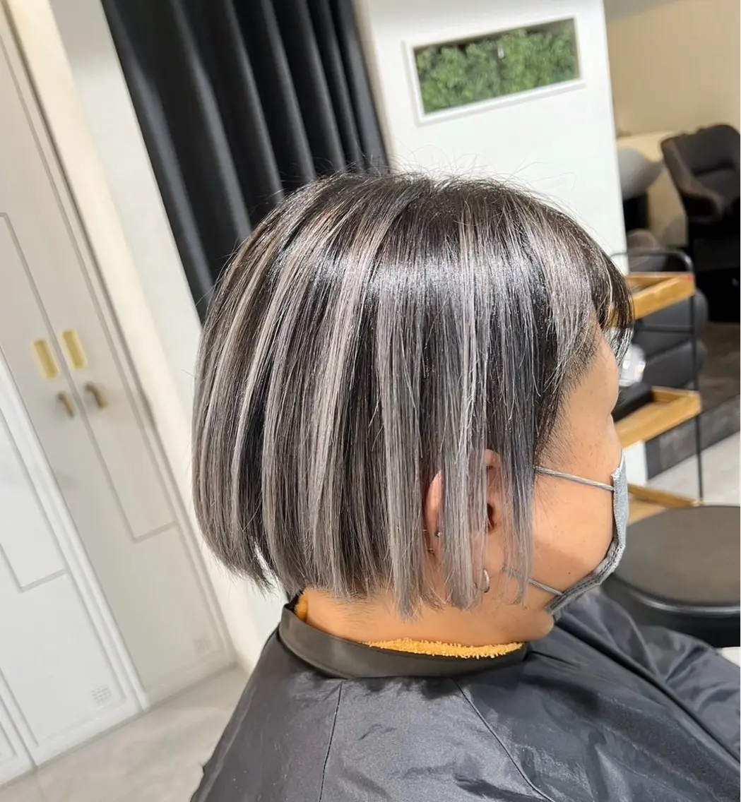 ショート カラー バレイヤージュ シルバー ホワイトシルバー レイヤーカット 指名数No.1 /NAOYAのヘアスタイル