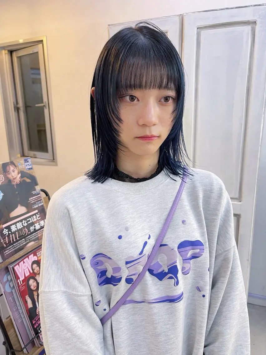 セミロング カラー ブリーチ ダブルカラー ネイビーカラー ブリーチなしカラー 顔まわりレイヤー ヘアカラー トリートメント AiM 大名　似合わせカットのヘアスタイル