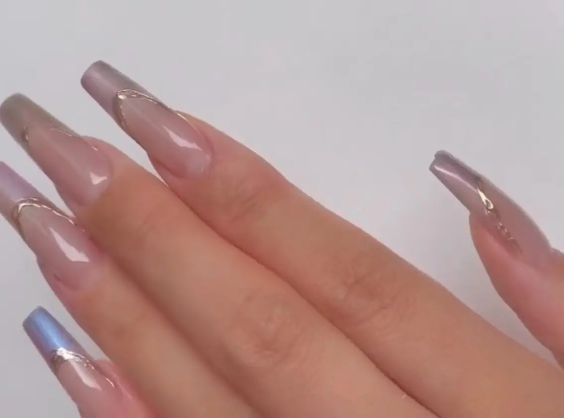 ネイル フレンチネイル マグネットネイル ミラーネイル Ella salonのネイルデザイン