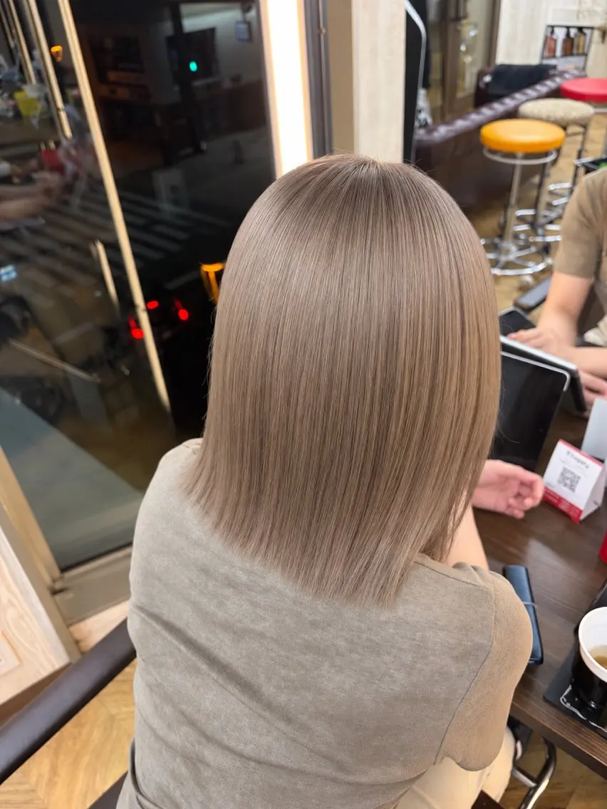 ミディアム カラー ベージュカラー ブリーチ グレージュ ミルクティーグレージュ ヘアカラー トリートメント 佐藤 夢夏のヘアスタイル
