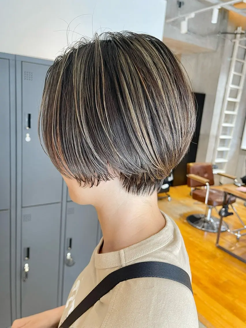 ショート カラー ハイライトカラー ハイライト カット ヘアカラー トリートメント ショートヘア💫 ハイトーン西田拓馬のヘアスタイル