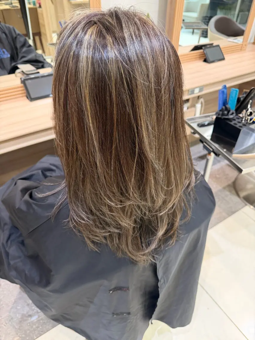 セミロング カラー バレイヤージュ ハイライトカラー ハイライト レイヤーカット カルマ・ニュアンス/ 縮毛/レイヤーaoiのヘアスタイル