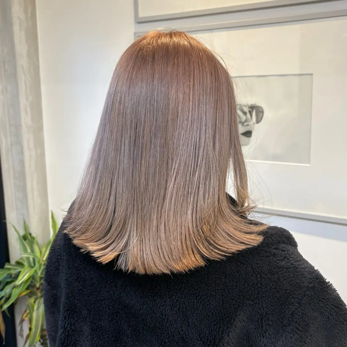 ミディアム カラー ベージュカラー ハイトーンカラー ペールベージュ ホワイトベージュ カット ヘアカラー トリートメント ヘッドスパ ヘアセット カジュアルを女っぽく 𝗮𝘆𝗮𝗰𝗼のヘアスタイル