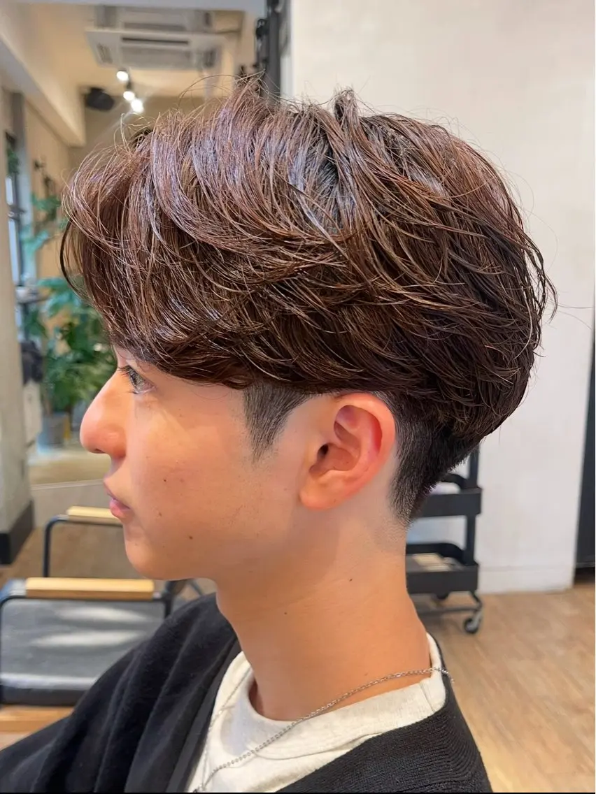 ショート パーマ メンズ ビジネス センターパート フェードカット フェザーパーマ メンズ韓国風 カット パーマ トリートメント ヘアセット 新宿メンズ専門 モテ清潔感パーマ特化のヘアスタイル