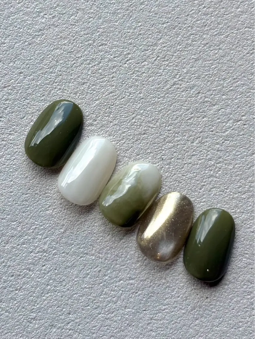 ネイル ゴールド グリーン ミラーネイル ニュアンスネイル ホワイト ハンドネイル fun the nail ayakaのネイルデザイン