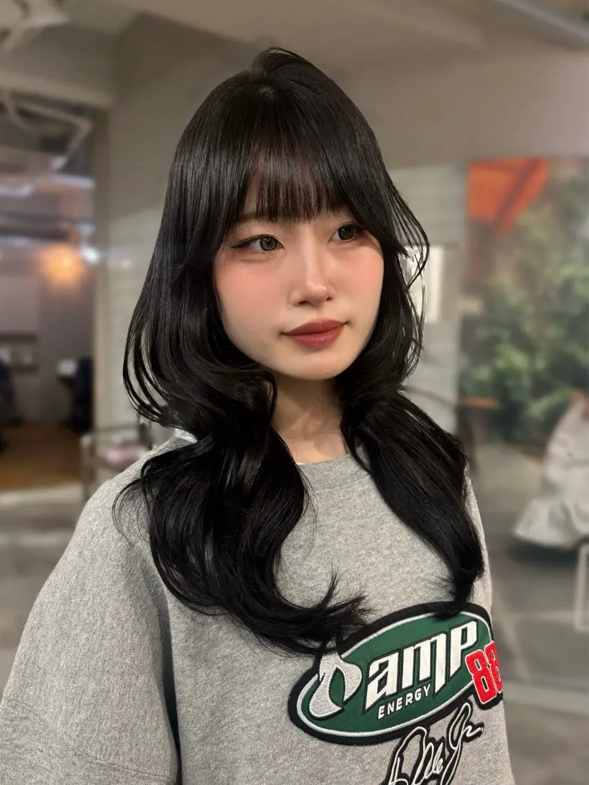 セミロング チョコレートブラウン くびれヘア 卒業式のヘアスタイル 学生 韓国風ヘア カット ヘアカラー SeiRa☪️ 艶髪 / 透明感のヘアスタイル