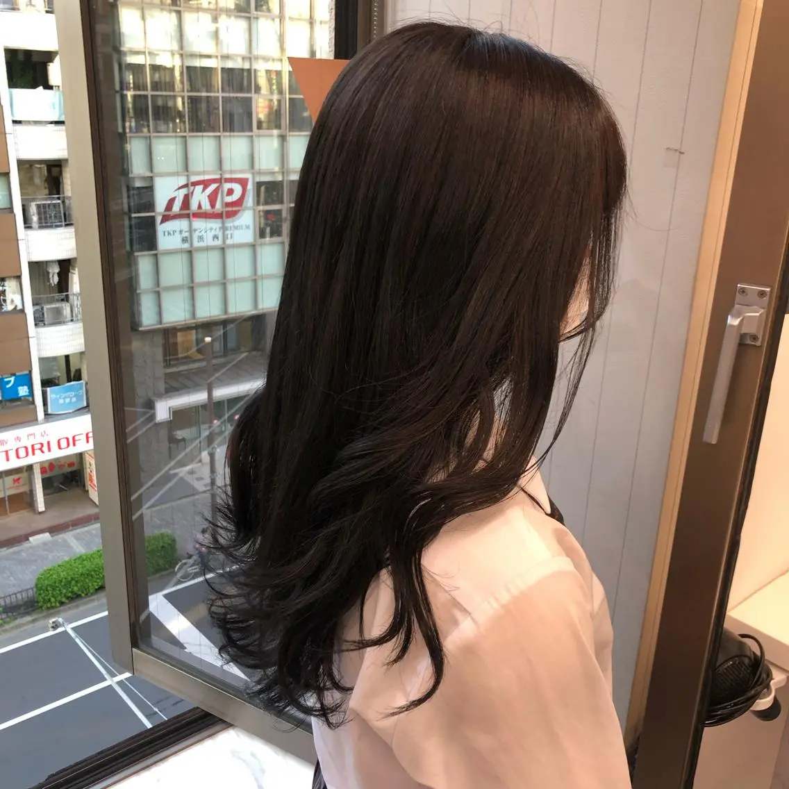 ロング 寒色/ベージュヘア ブリーチありMiOのヘアスタイル