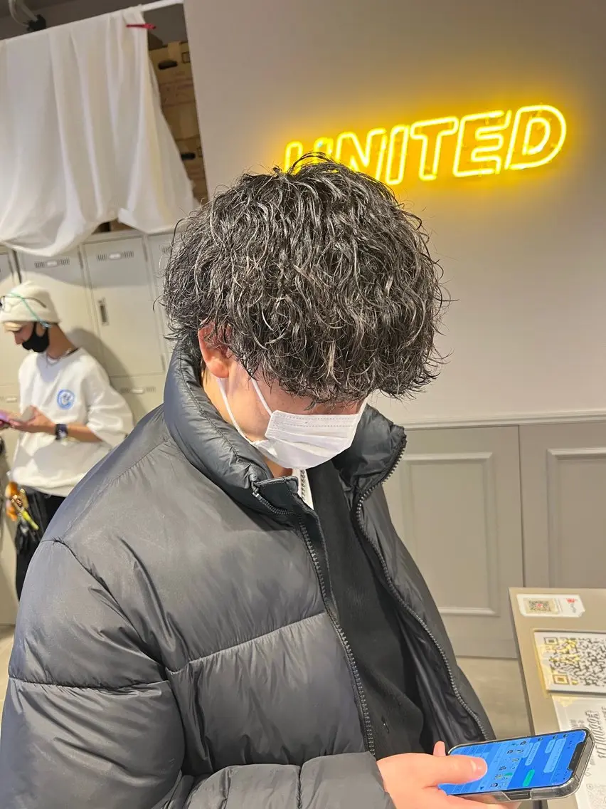 ミディアム パーマ メンズ ミディアムパーマ センターパート メンズ韓国風 韓国マッシュ マッシュウルフ メンズパーマ特化 TAIGAのヘアスタイル