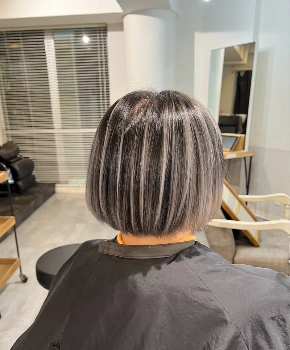 ショート カラー バレイヤージュ シルバー ホワイトシルバー レイヤーカット 指名数No.1 /NAOYAのヘアスタイル