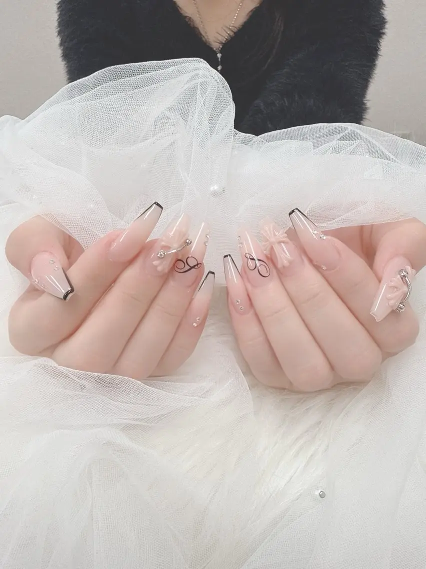 ネイル オーロラネイル クリアネイル フレンチネイル ジェルネイル ガーリー ハンドネイル Sakura Nail Salonのネイルデザイン