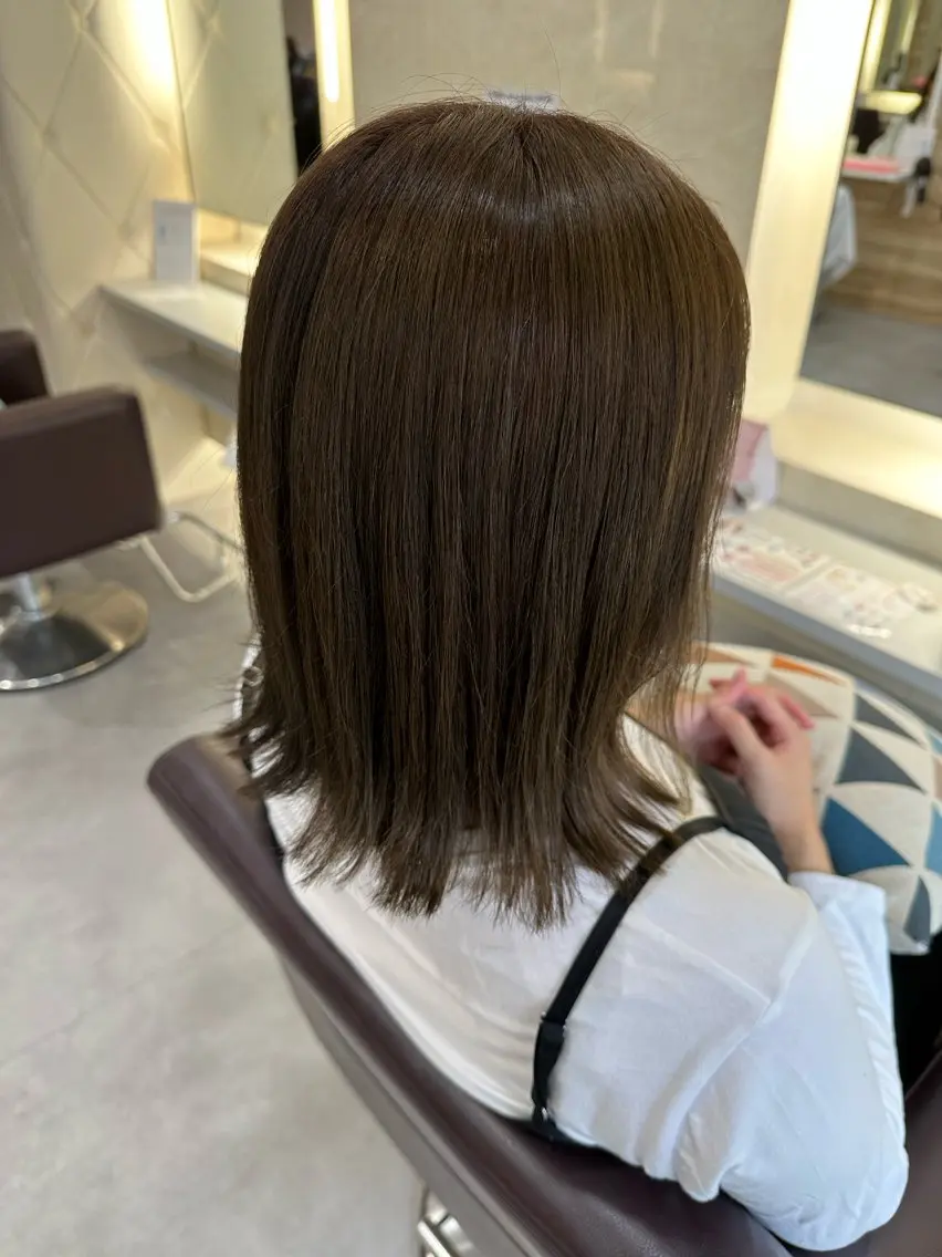 セミロング カラー ベージュカラー 透明感カラー オリーブベージュ 似合わせカット 阪本 愛実のヘアスタイル