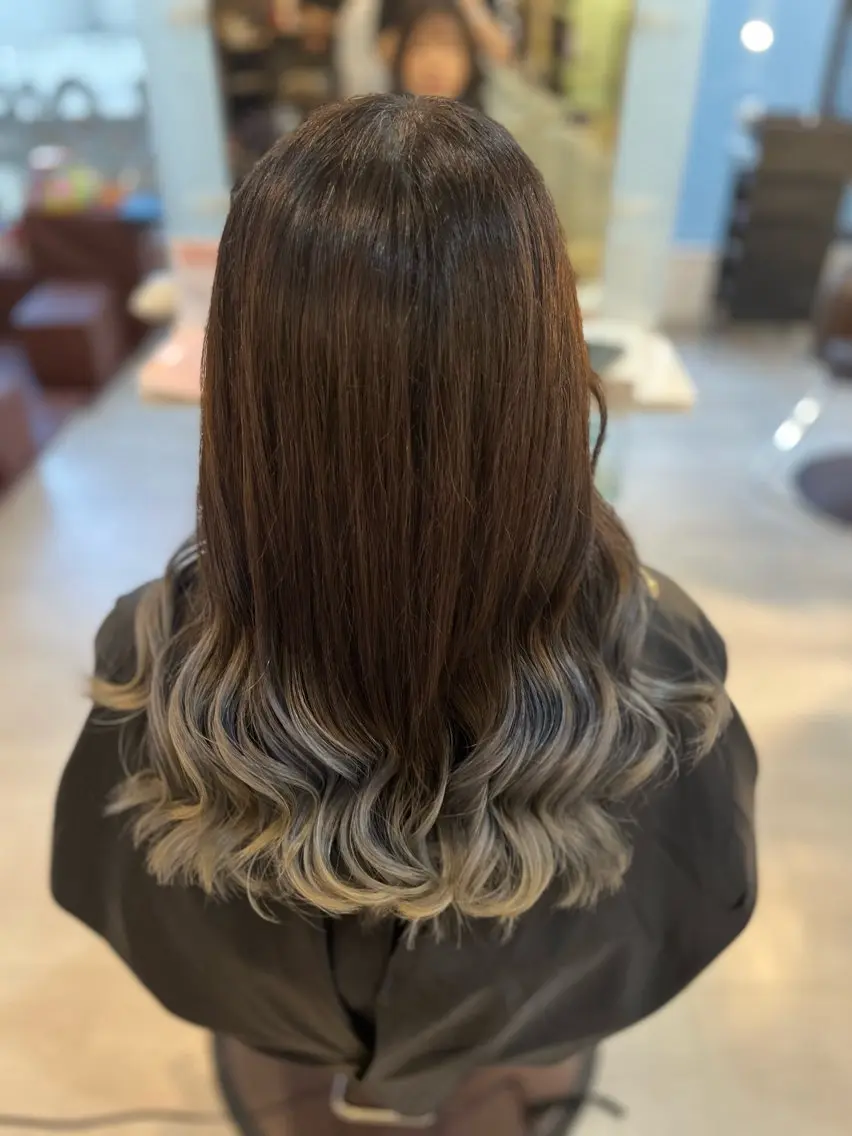 ロング カラー ブリーチ グラデーションカラー Tomo's､､､ Misakiのヘアスタイル