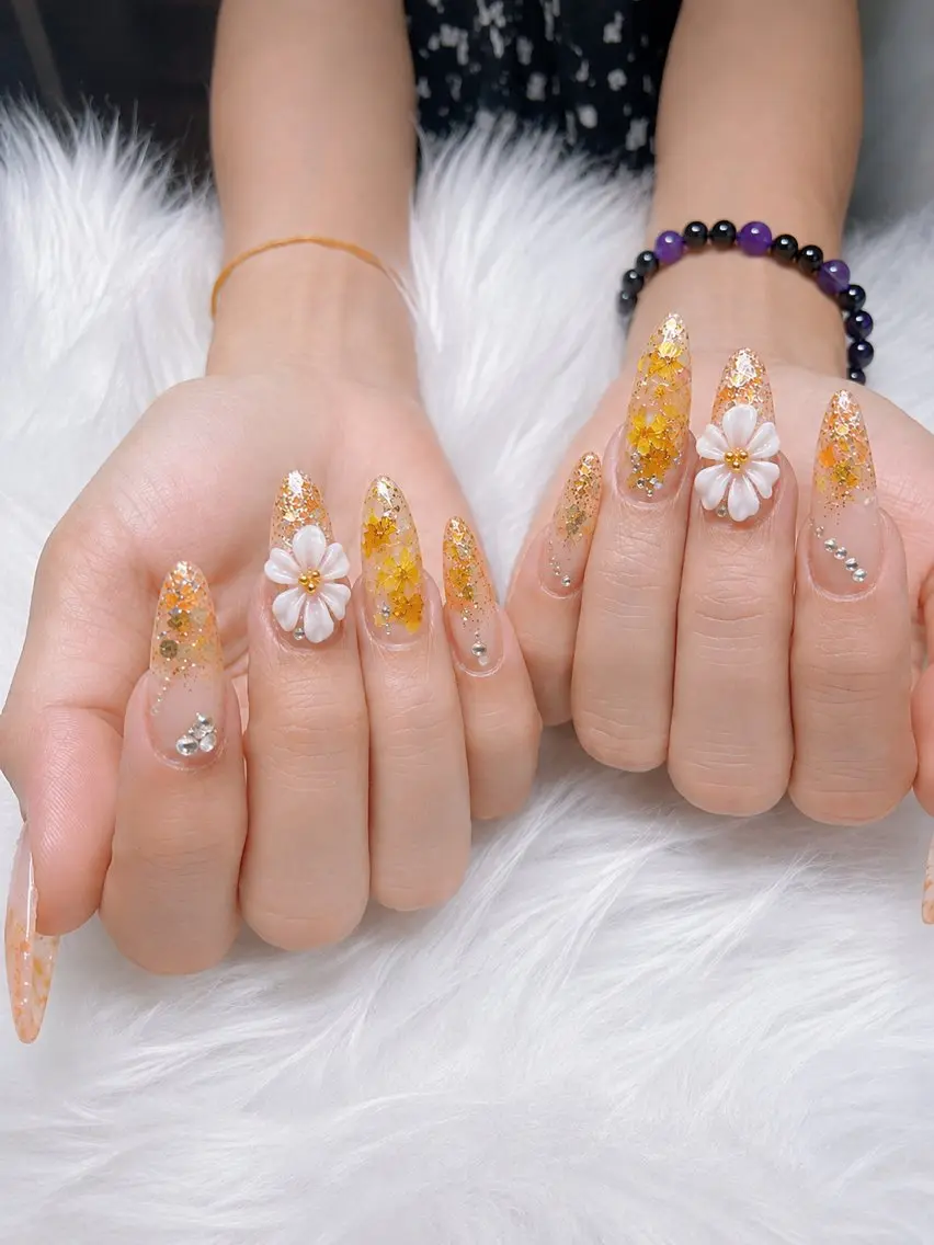 ネイル フラワーネイル ゴールド キラキラネイル ラメ(グリッター) 夏ネイル Lina  nail beautyのネイルデザイン