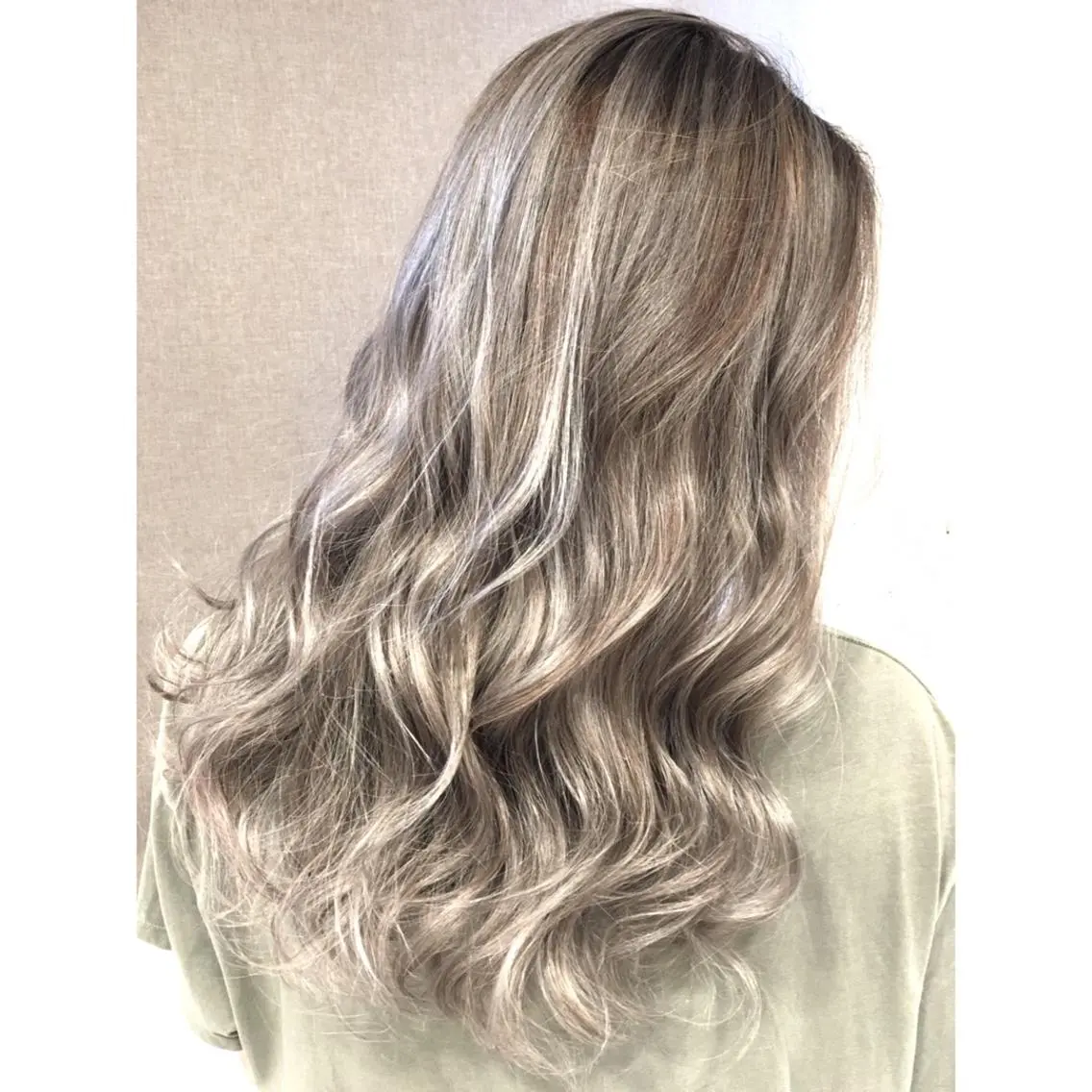 セミロング カラー ハイライトカラー シルバー 3Dハイライト ハイライト ヘアカラー トリートメント 井上 一平のヘアスタイル