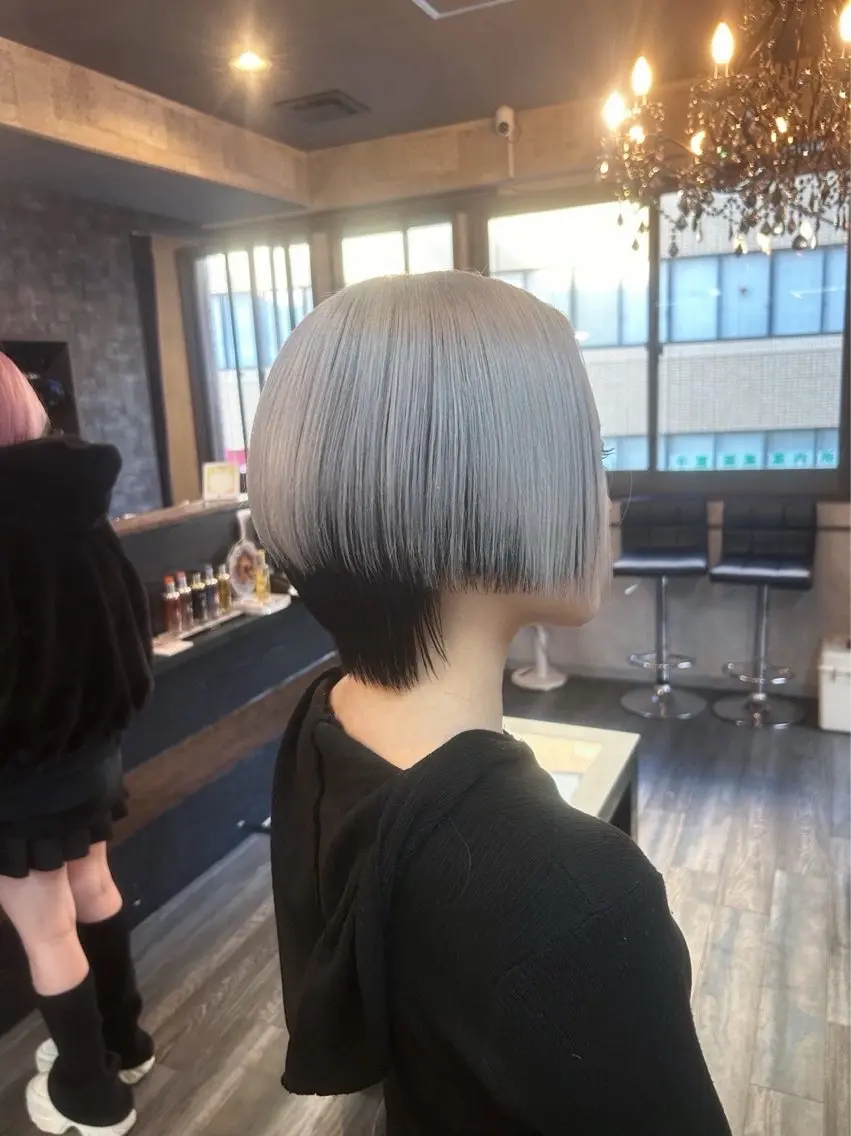 ショート カラー ブリーチ 石井 綾乃のヘアスタイル