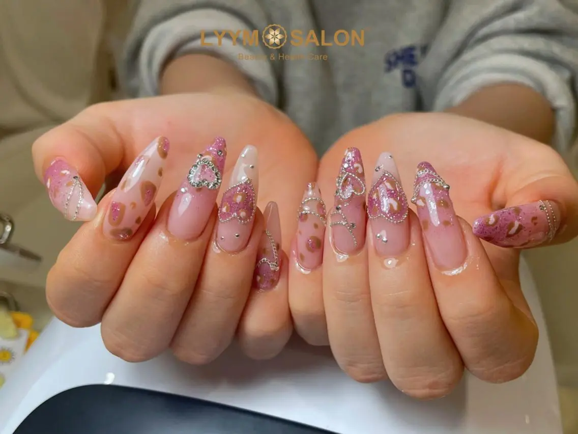 ネイル アニマル柄 アートネイル フラッシュネイル ハート キラキラネイル ハンドネイル LYYM Salonのネイルデザイン