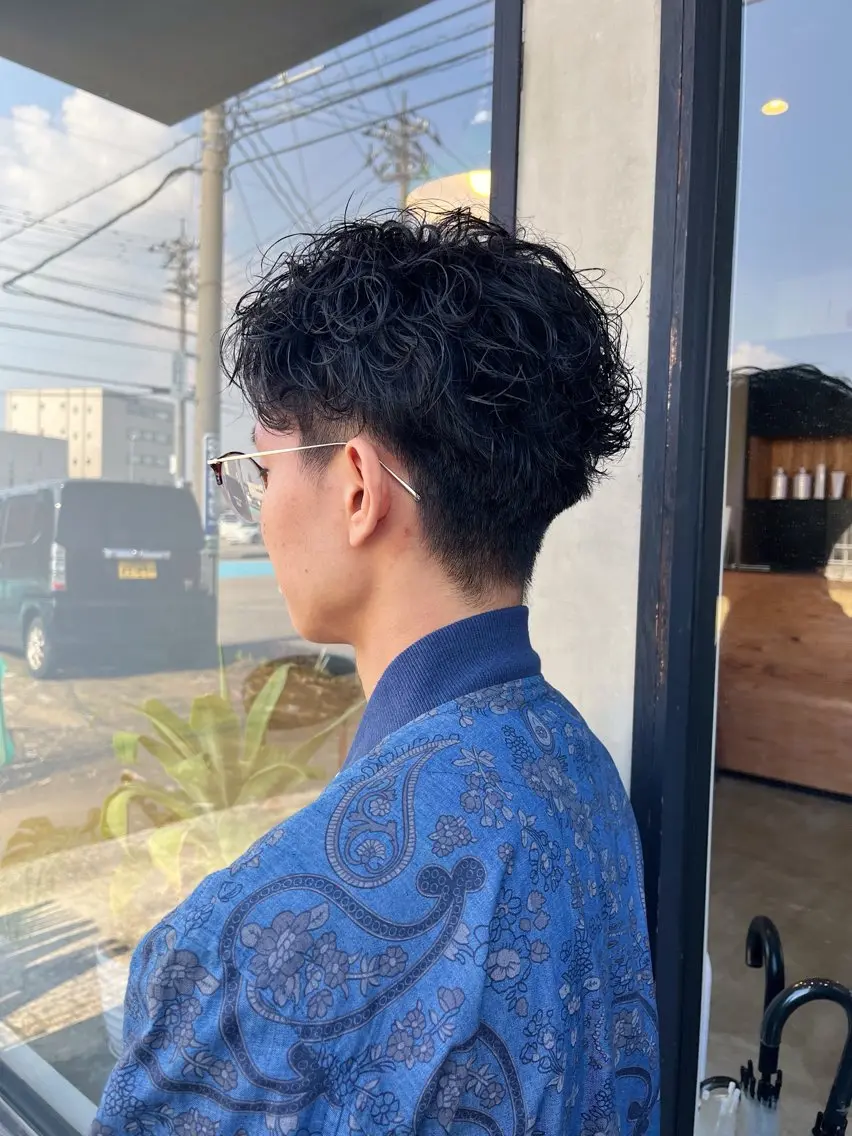 パーマ メンズ アップバング メンズパーマ 荒川泰輝/オリーブ カラー/透明感カラーのヘアスタイル