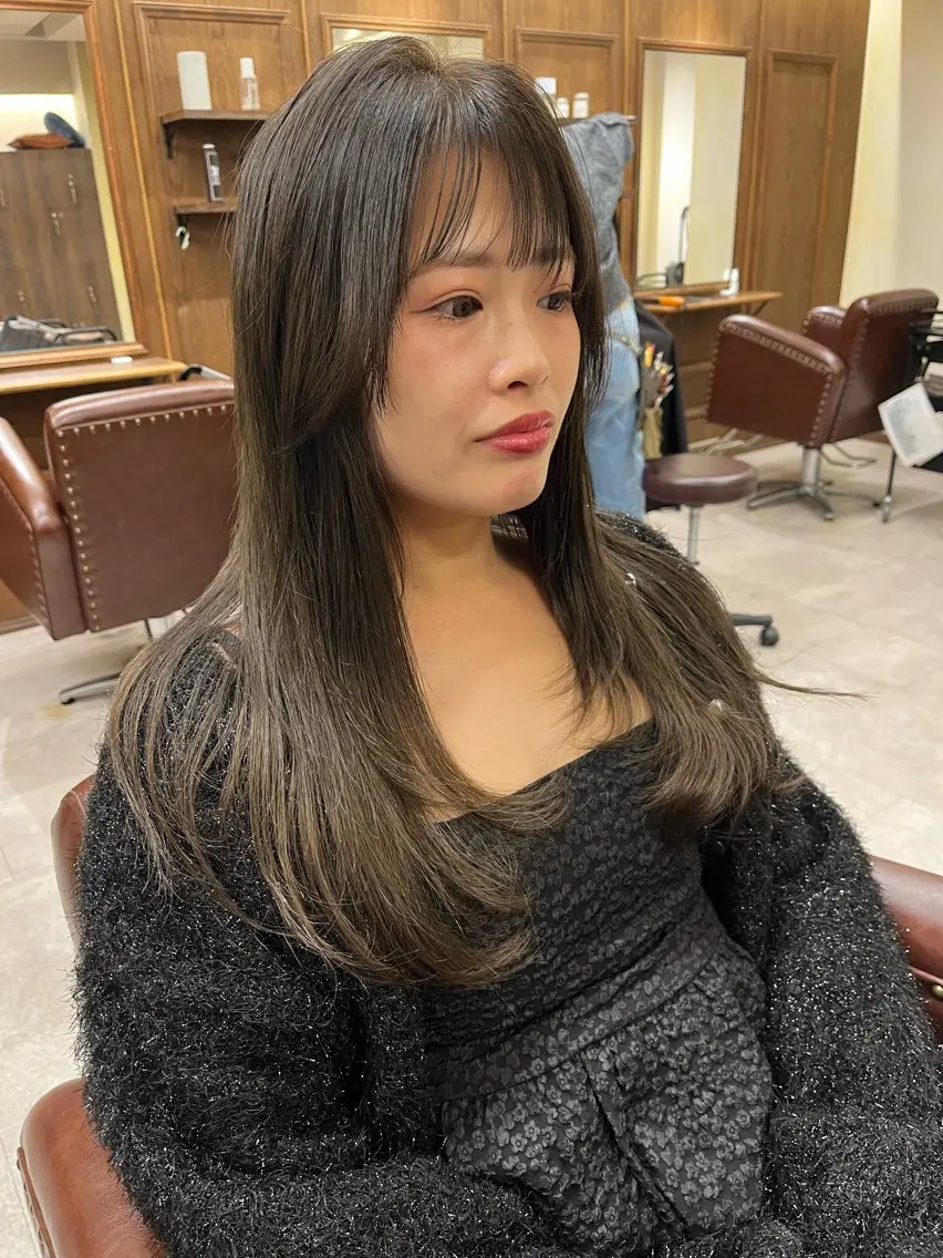 ロング レイヤーカット ロング 河上 麻衣/白髪ぼかしのヘアスタイル