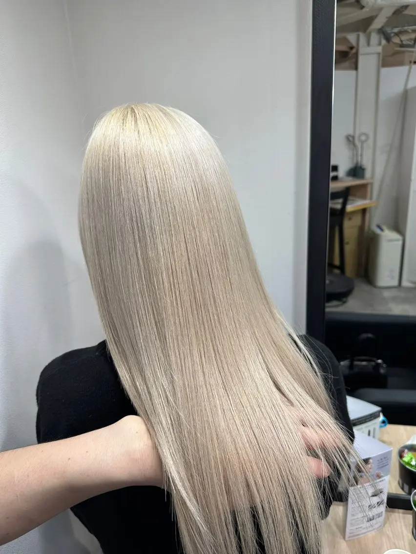 ロング カラー ベージュカラー ブリーチ ケアブリーチ ハイトーンカラー ハイトーンベージュ ヘアカラー トリートメント ヘアセット 難波ブリーチカラー 伊藤洋輝のヘアスタイル