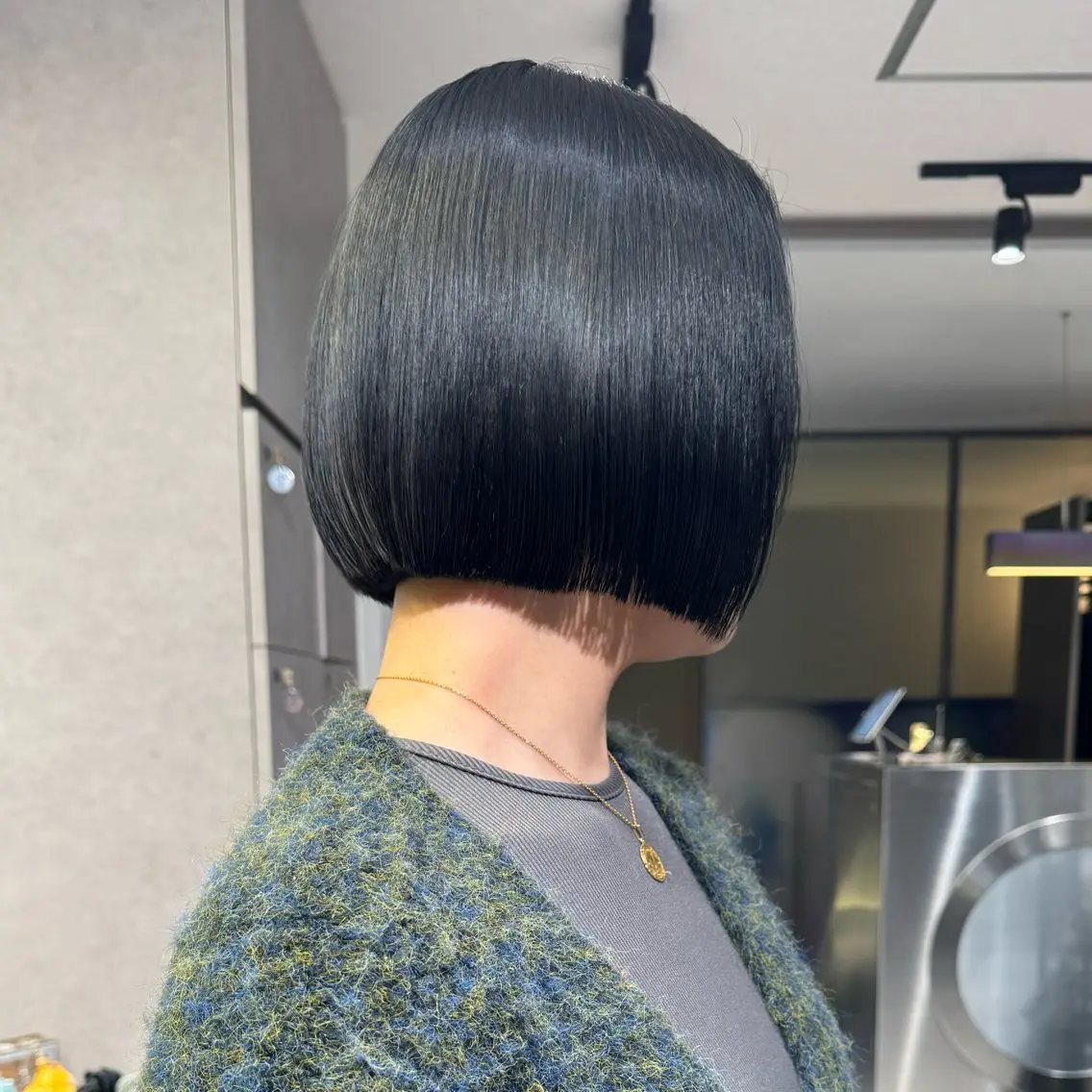 ショート カラー 切りっぱなしボブ 黒髪 ブルーカラー ブルーブラック ボブ カット ヘアカラー トリートメント ヘッドスパ ヘアセット 髪質改善/ブリーチ/ ボブ特化/よしきのヘアスタイル