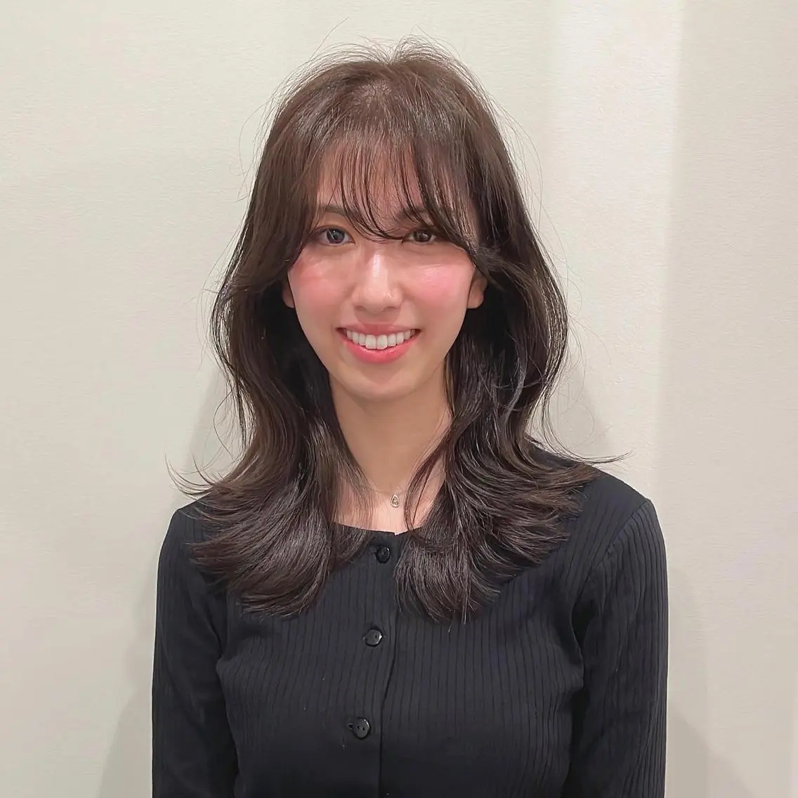 ミディアム カット ヘアカラー トリートメント 🌹ハッシュカット、 レイヤー韓国ヘア🌹のヘアスタイル