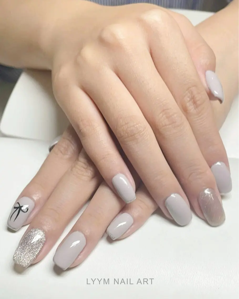 ネイル アートネイル ガーリー キラキラネイル オフィスネイル リボン ハンドネイル LYYM Salonのネイルデザイン