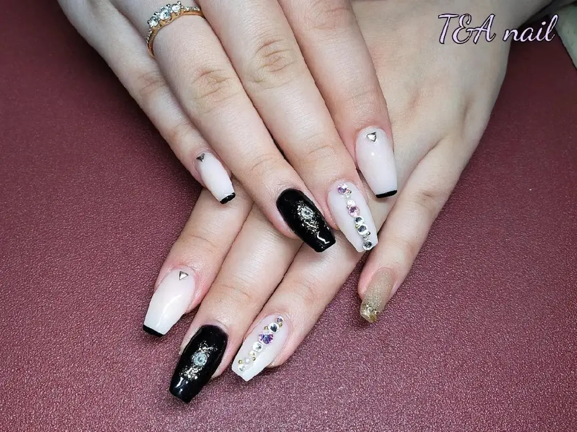 セミロング ネイル 長さ出し ジェルネイル キラキラネイル ニュアンスネイル スカルプネイル T&A nailのネイルデザイン