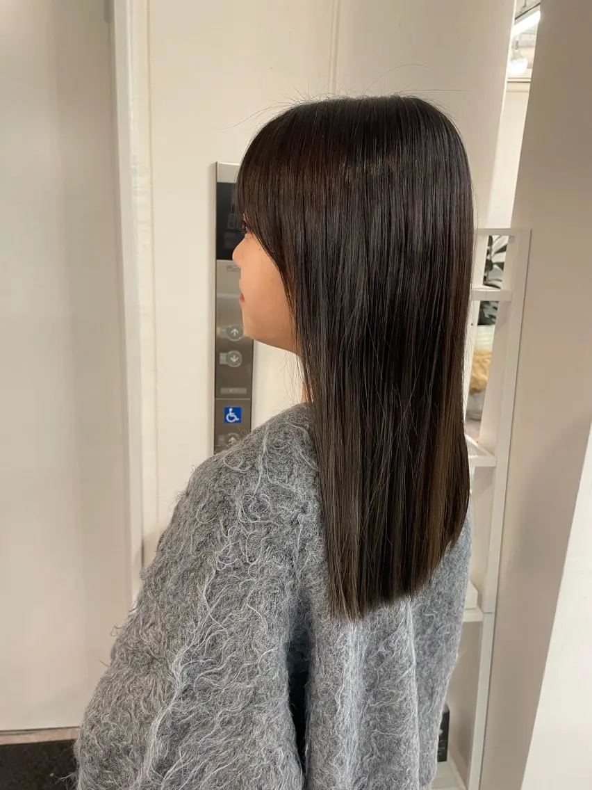 ロング カット ヘアカラー 顔まわりレイヤー 透明感カラー🩵🩵のヘアスタイル
