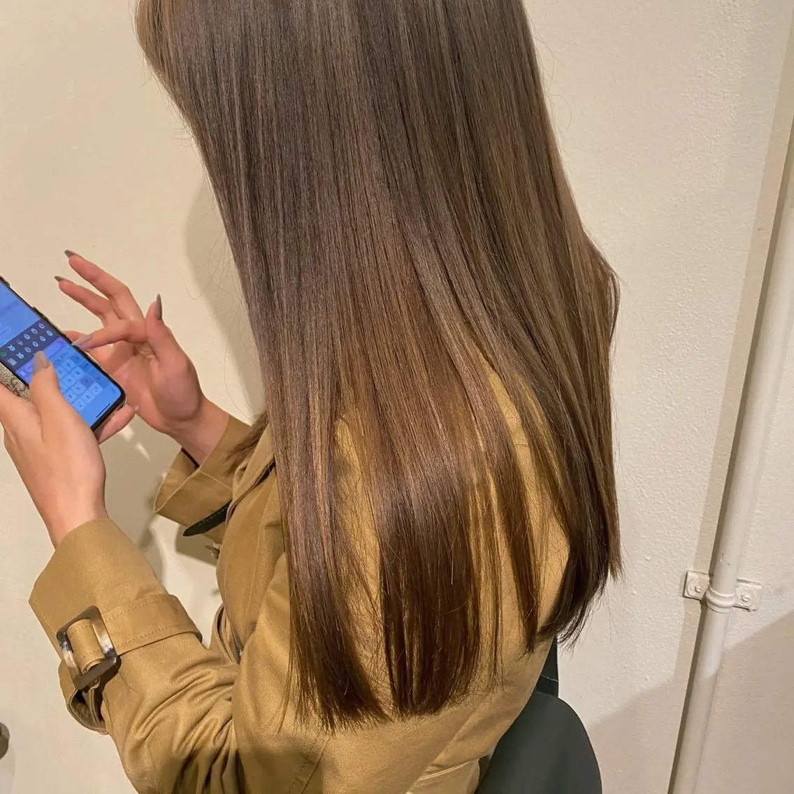 ロング カラー ベージュカラー ブリーチ ハイトーンカラー 岡村 玲奈のヘアスタイル