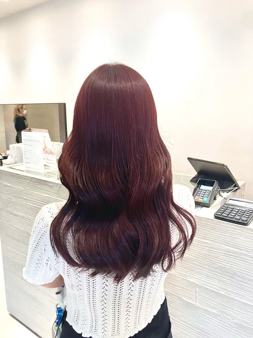 ロング カラー ブリーチ ブリーチなしカラー レッドカラー サキ🤍ハイトーン 🪩レイヤーカットのヘアスタイル