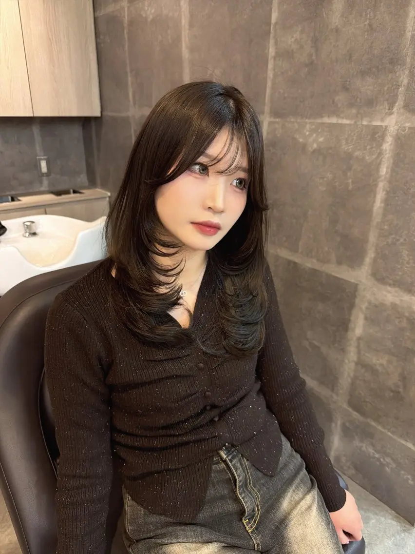 セミロング カラー 透明感カラー グレージュ 渡邊 理央のヘアスタイル
