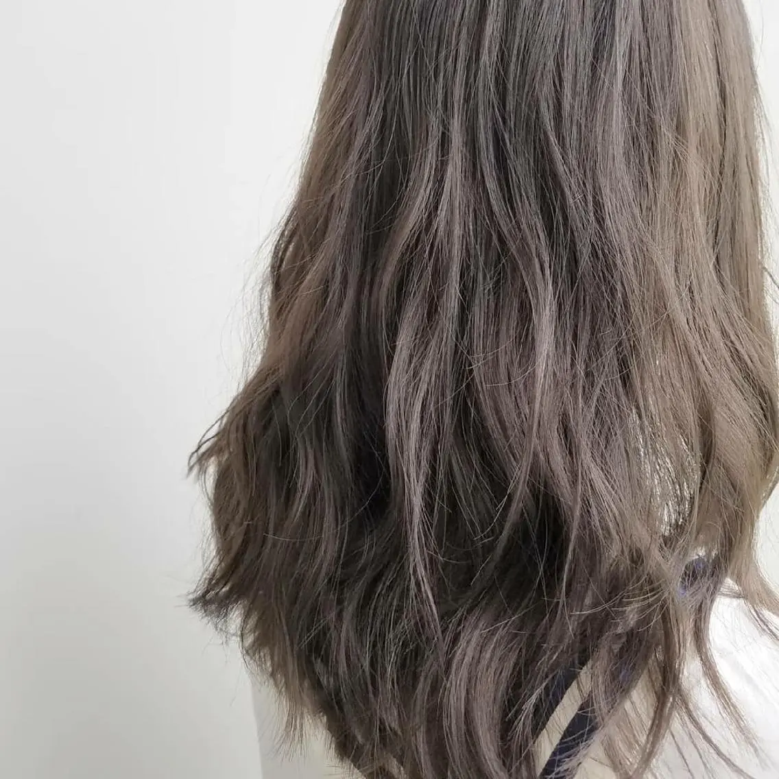ミディアム カラー ヘアアレンジ グレージュ iplus　眉毛と まつげパーマ専門店のマツエク・マツパデザイン