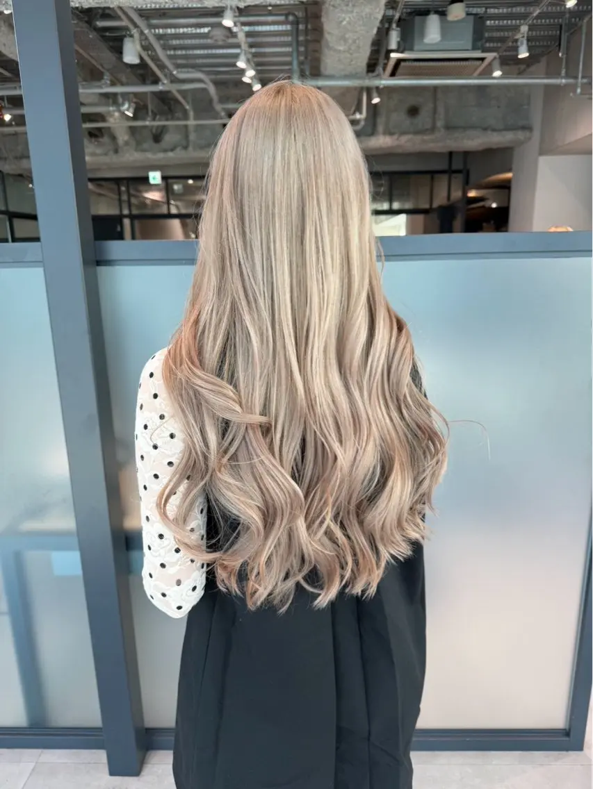 ロング カラー ロングレイヤー ベージュカラー ブリーチ ブロンド 透明感カラー ブリーチカラー/ ruiruiのヘアスタイル