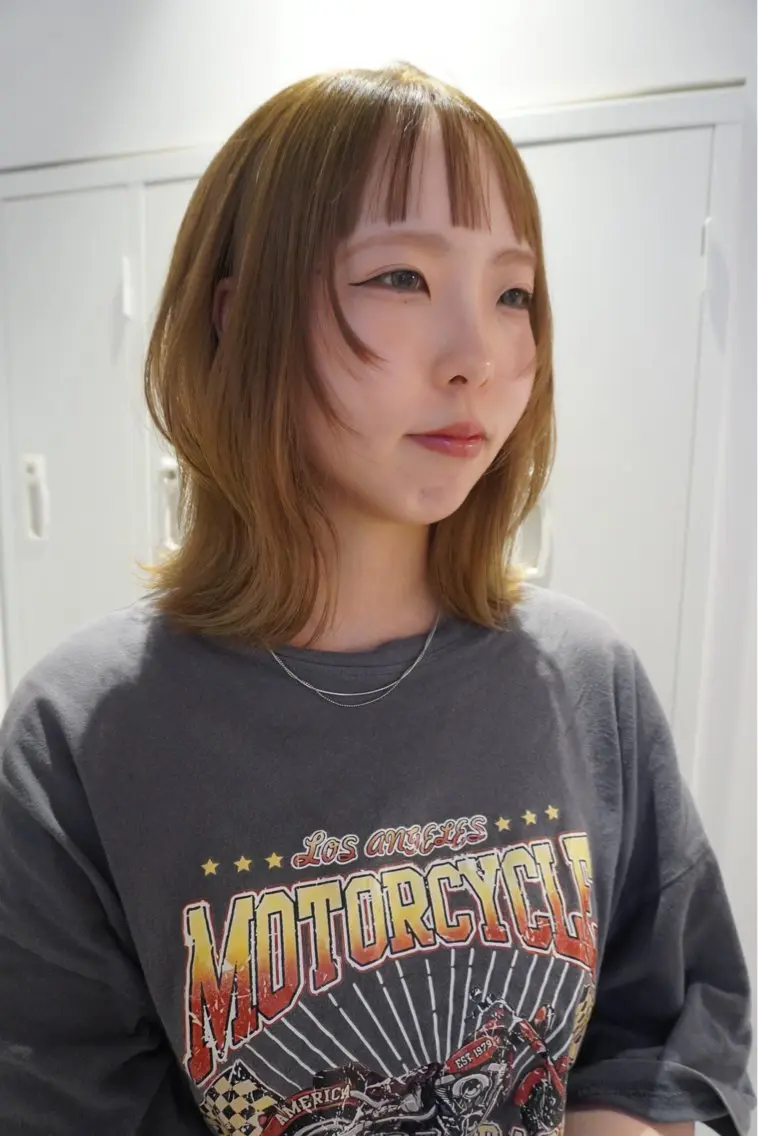 ミディアム カラー ベージュカラー ブリーチ ヘーゼル レイヤーカット オン眉 カット ヘアカラー トリートメント Ami/艶カラー/ レイヤー/ハイトーンのヘアスタイル