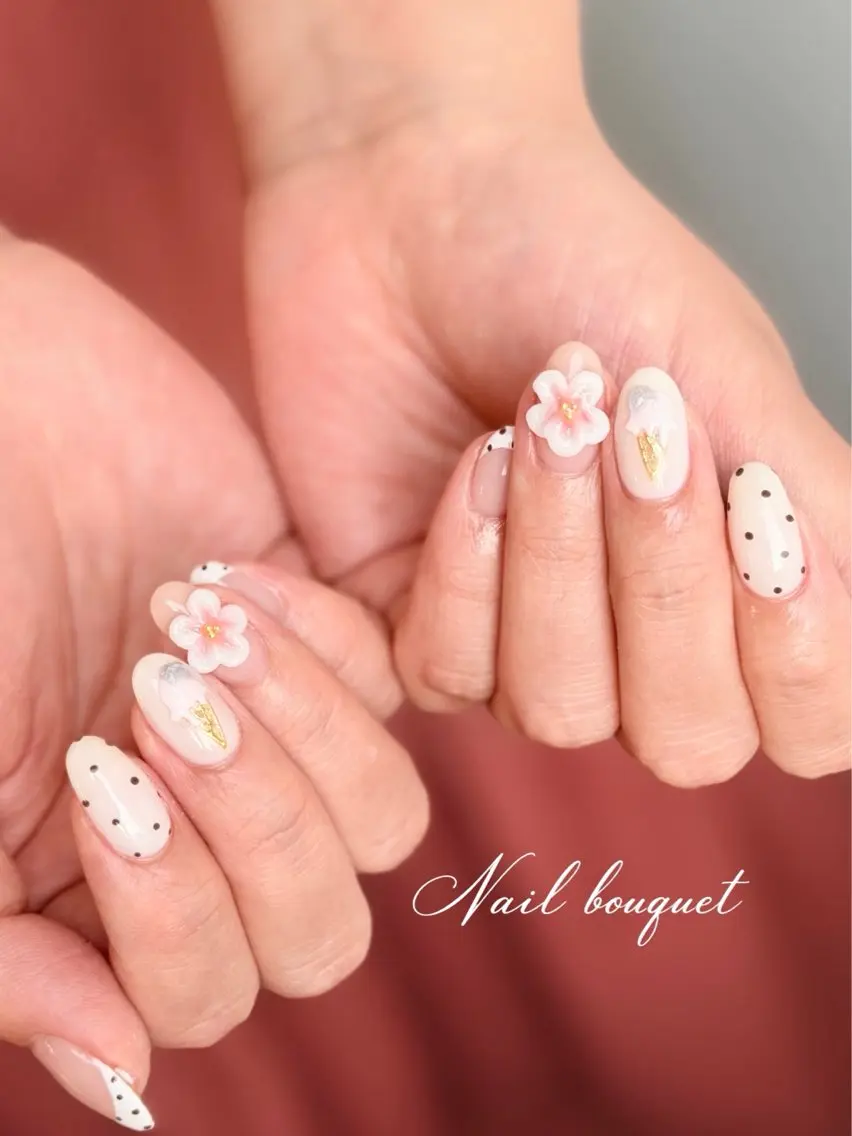 ネイル カジュアル ドット フラワーネイル フレンチネイル キラキラネイル ハンドネイル Nail bouquetのネイルデザイン