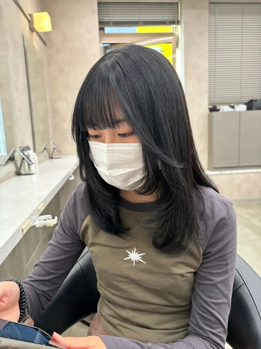 セミロング カラー 抜け感レイヤー︴ ニュアンスカラーのヘアスタイル