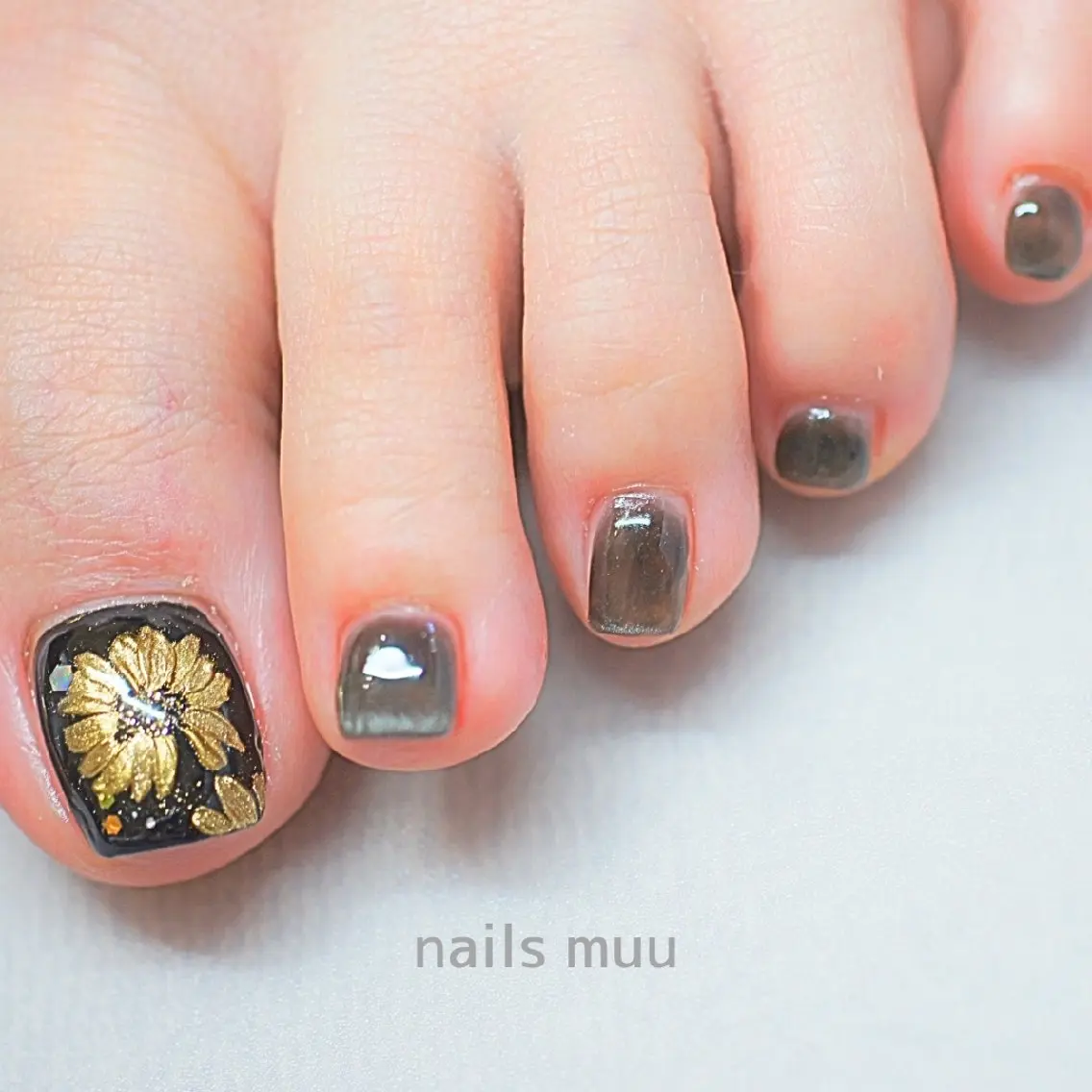 ネイル フットネイル ゴールド ホワイト nails muu まゆのネイルデザイン