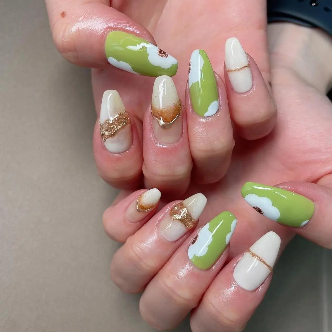 ネイル ゴールド グリーン ミラーネイル ニュアンスネイル ハンドネイル lilbondir. chiharuのネイルデザイン