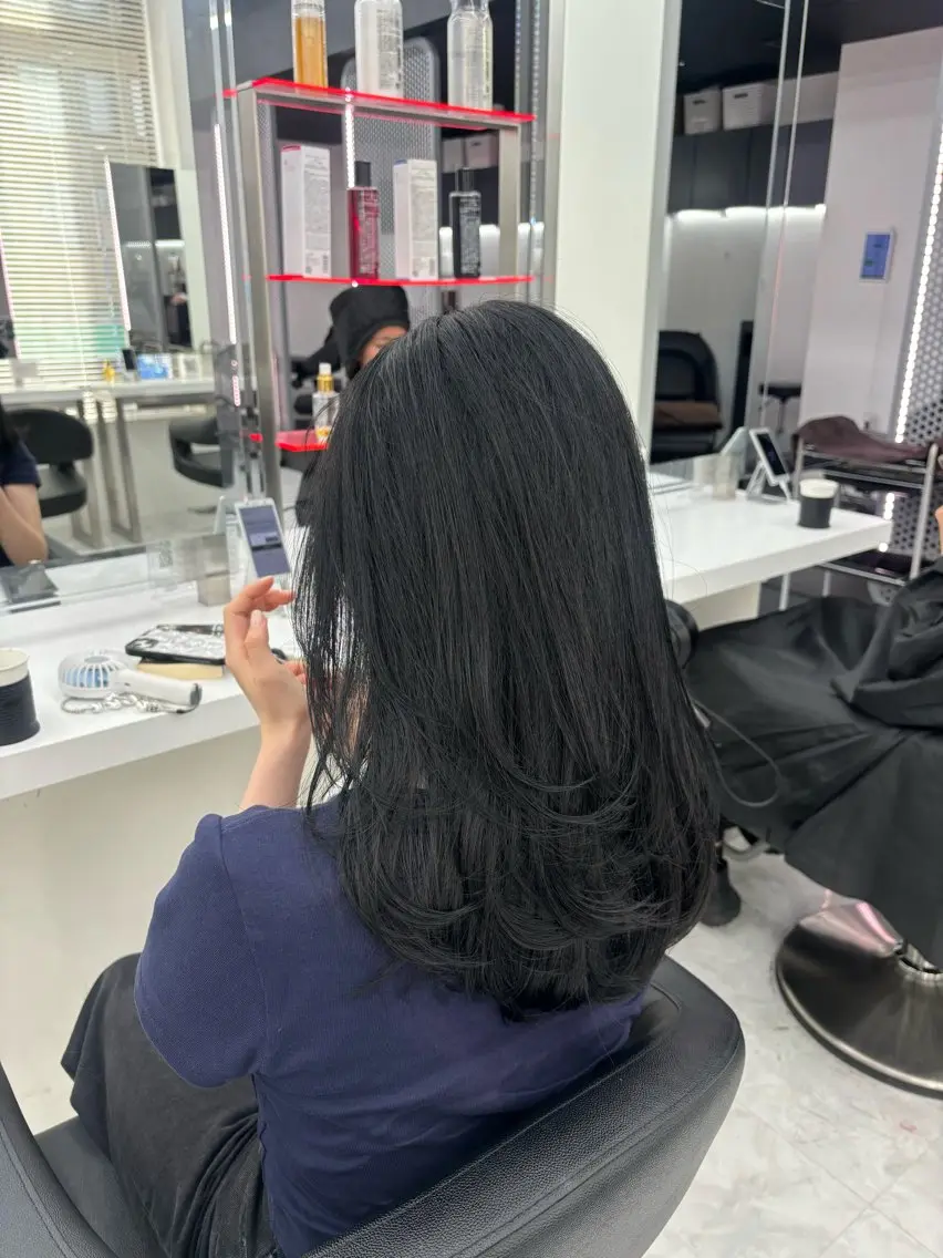 ロング カラー 抜け感レイヤー︴ ニュアンスカラーのヘアスタイル