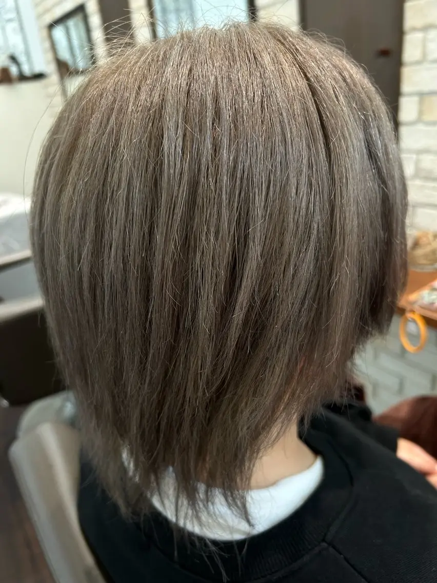 カラー ブリーチ グレージュ はらだ ももこのヘアスタイル