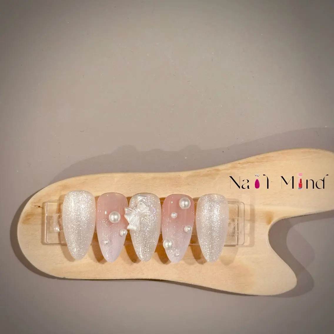 ネイル ラメ(グリッター) リボン ホワイト ハンドネイル Nail Mind (NaONail）のネイルデザイン