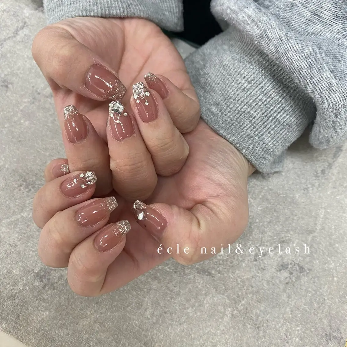 ネイル グラデーション 韓国ネイル ラメ(グリッター) ラメグラデーション ストーンネイル écle nail&eyeのネイルデザイン