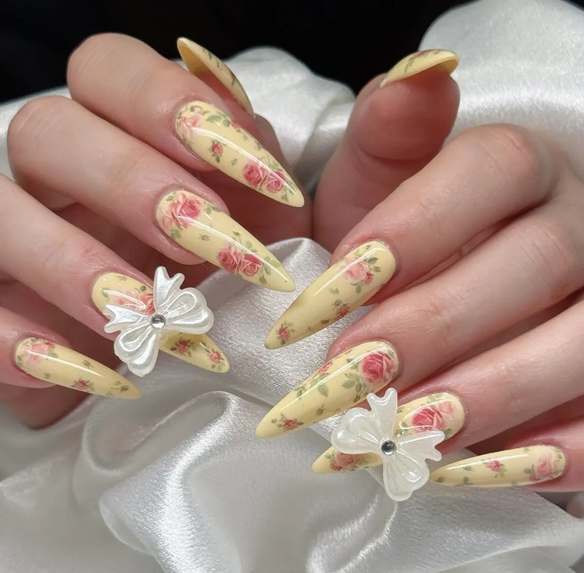 ネイル オーロラネイル ブルー チークネイル フットネイル フレンチネイル ハンドネイル NAILS168 池袋西口駅前店のネイルデザイン