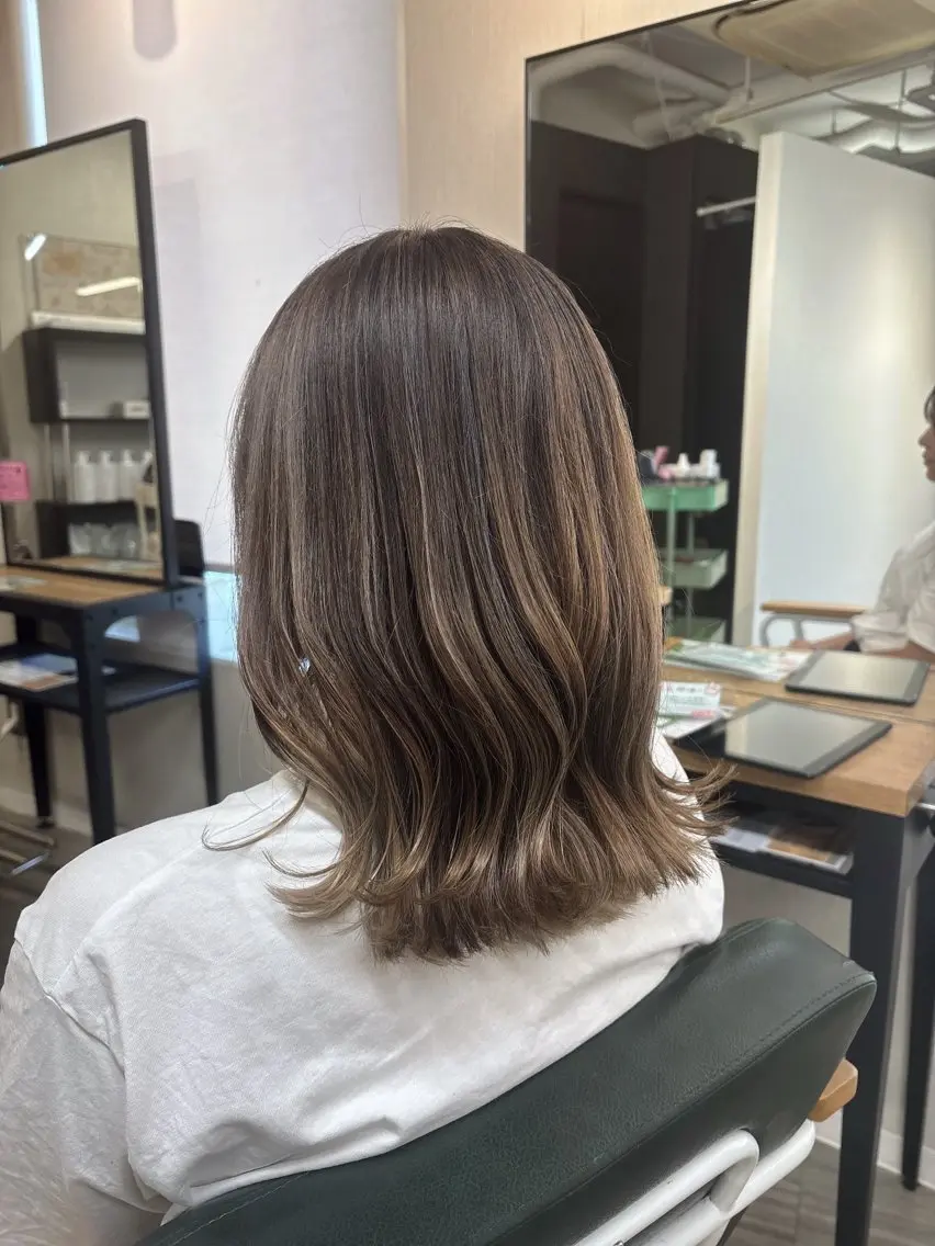 カラー 透明感ブラウン｜ レイヤー｜小寺 葵のヘアスタイル