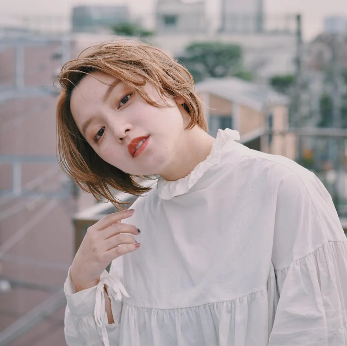 ショート カラー ヘアアレンジ ベージュカラー 美髪矯正 韓国レイヤーのヘアスタイル