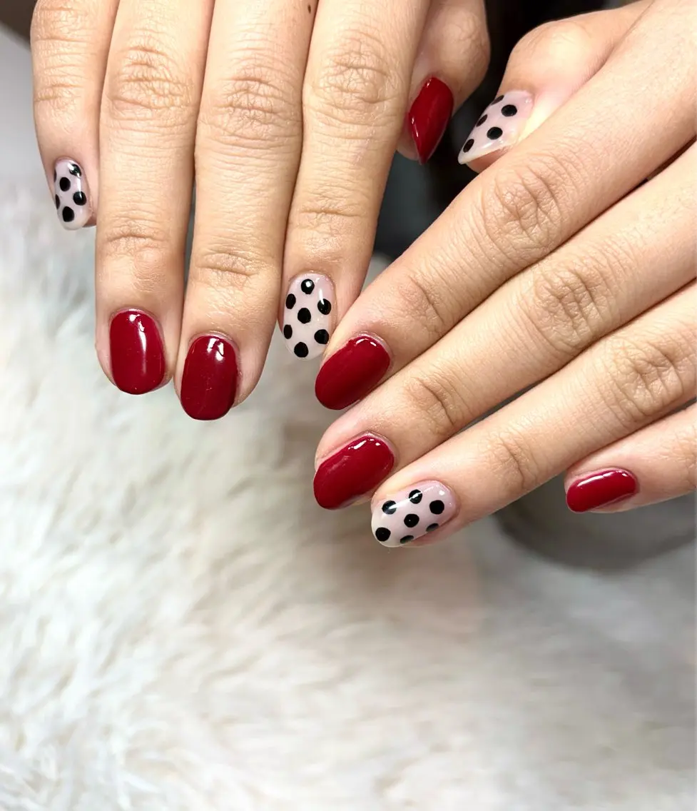 ネイル ボルドー ドット シンプルネイル 春ネイル ハンドネイル LUANA n'sのネイルデザイン