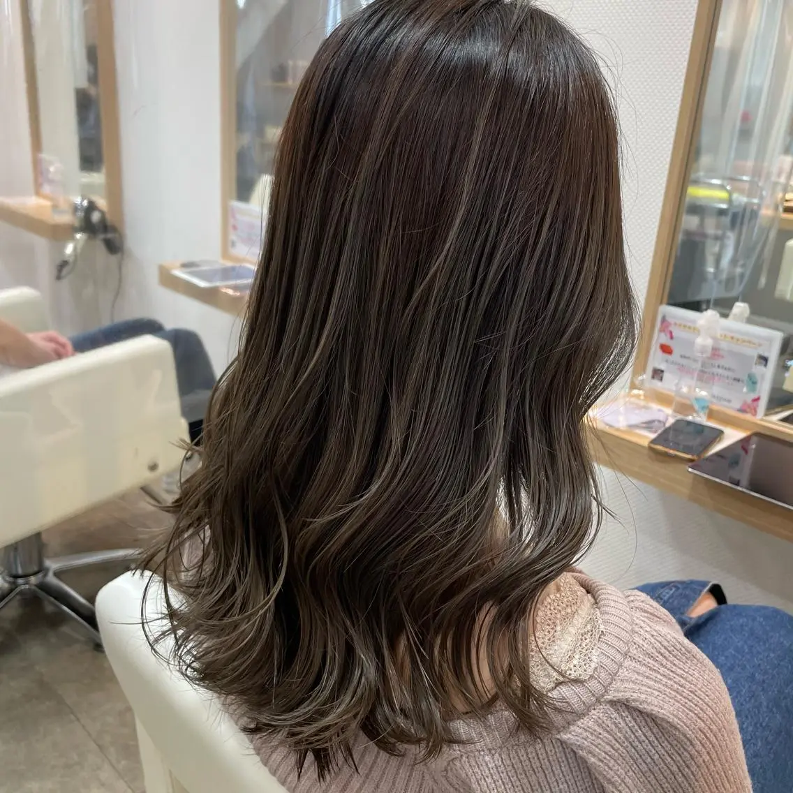 ロング カラー グレージュ ハイライトカラー ミルクティーグレージュ ハイライト 大谷 杏菜のヘアスタイル