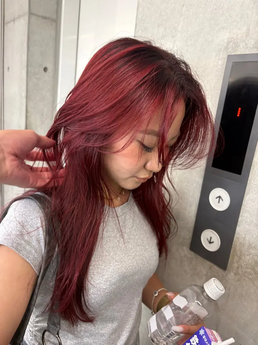 ミディアム カット ヘアカラー フジイ トワ/ レイヤーカットのヘアスタイル