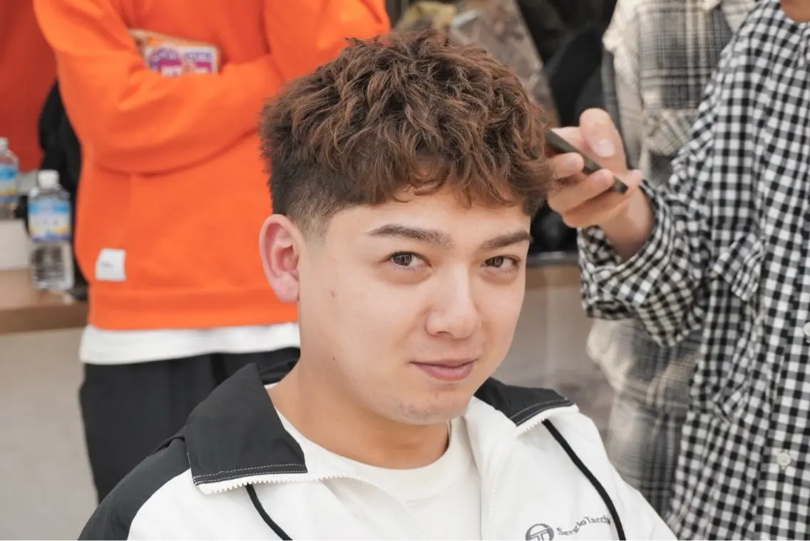 カラー メンズ メンズブリーチ センターパート フェザーパーマ カルマパーマ メンズパーマ カット ヘアカラー HIKARI メンズ満足度No.1のヘアスタイル
